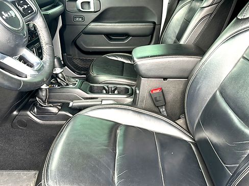Used 2018 Jeep Wrangler Unlimited Sahara AWD/4WD image 13
