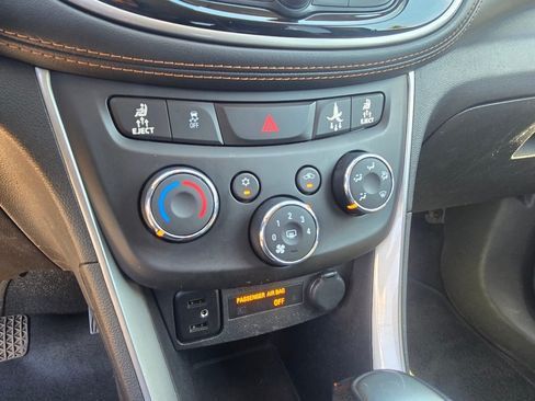 Used 2022 Chevrolet Trax LT w/ LT Convenience Package AWD/4WD image 23