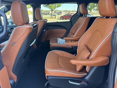 New 2026 Chrysler Pacifica Pinnacle w/ Trailer Tow Group image 45