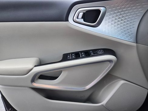 Used 2025 Kia Soul LX w/ LX Technology Package FWD image 32