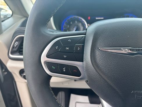 Used 2022 Chrysler Pacifica Touring-L AWD/4WD image 17