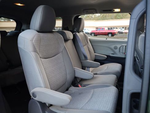 Used 2021 Toyota Sienna LE image 19