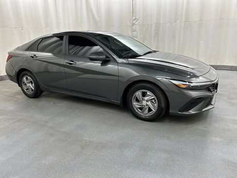 Used 2025 Hyundai Elantra SE FWD image 1