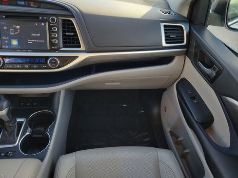 Used 2019 Toyota Highlander Limited image 17