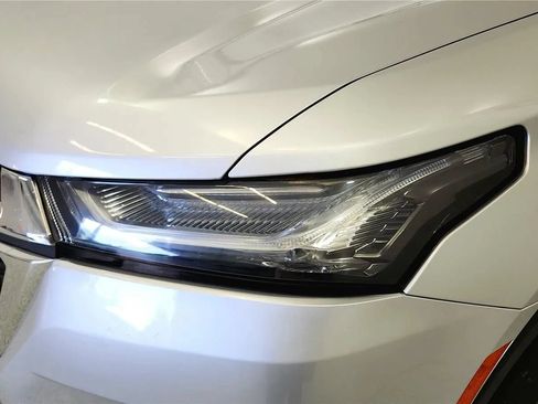 Used 2022 Chevrolet Traverse LT FWD image 35