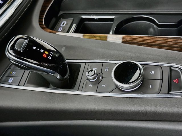 Used 2024 Cadillac Escalade Luxury AWD/4WD image 17