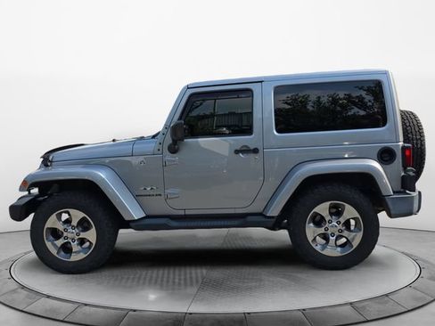 Used 2017 Jeep Wrangler Sahara w/ Connectivity Group AWD/4WD image 2