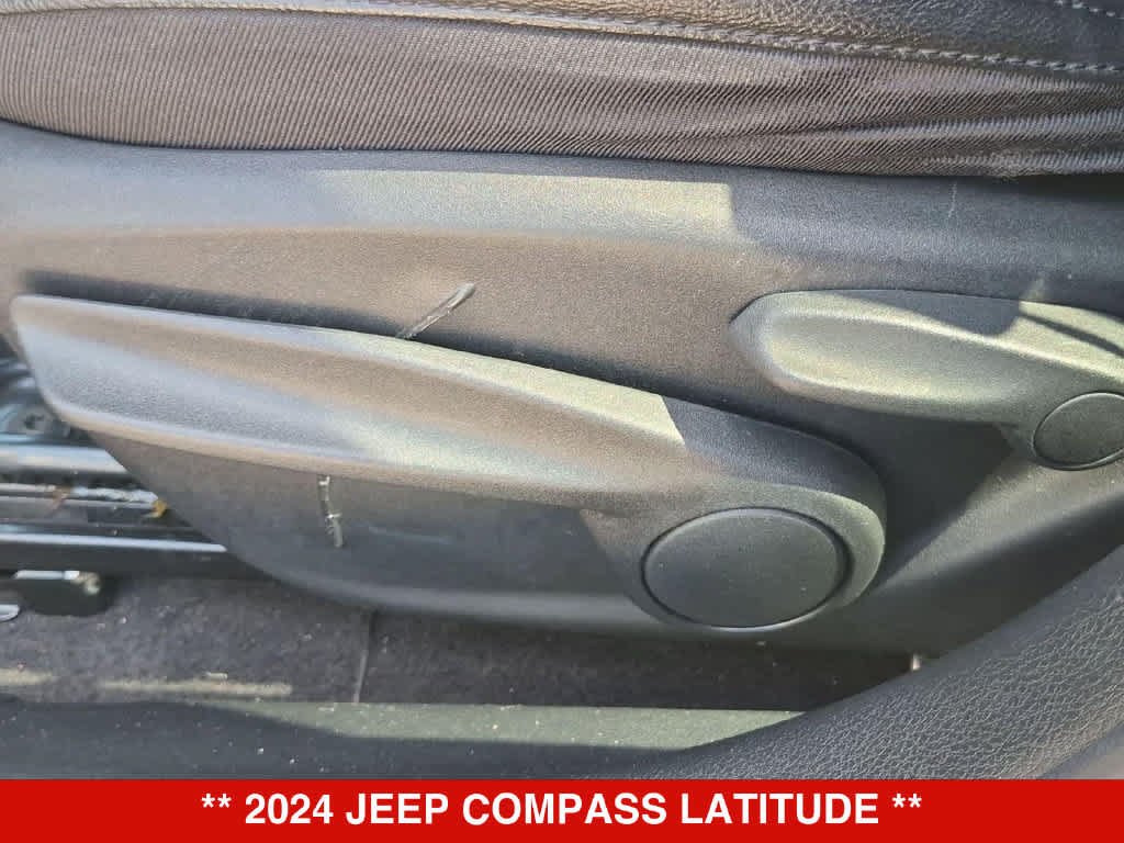 Used 2024 Jeep Compass Latitude AWD/4WD image 17