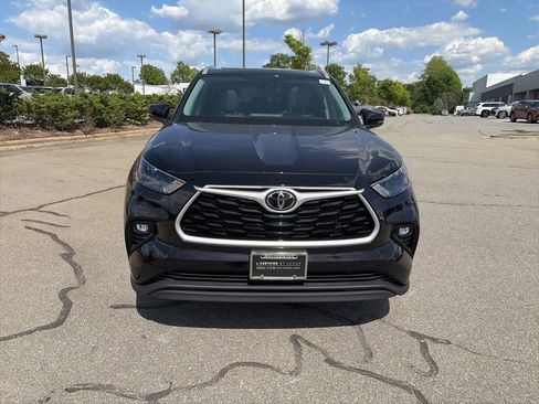 Used 2022 Toyota Highlander XLE image 6