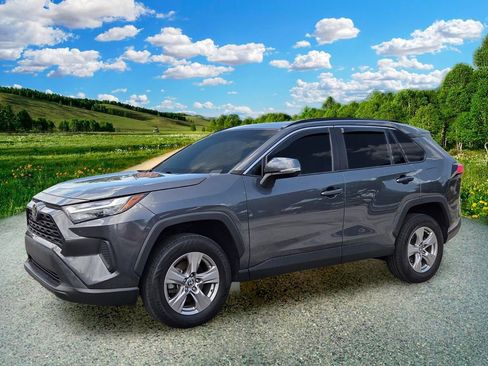 Used 2022 Toyota RAV4 XLE w/ Convenience Package FWD image 2