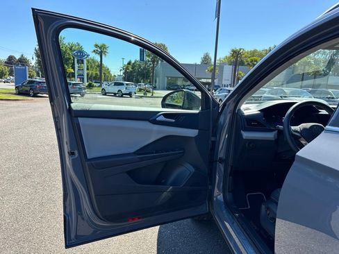 Used 2023 Volkswagen Taos SE w/ Panoramic Sunroof Package AWD/4WD image 10