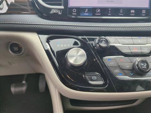 Used 2023 Chrysler Pacifica Limited FWD image 15