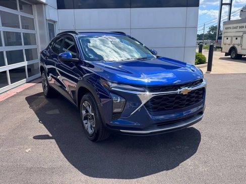 Used 2024 Chevrolet Trax LT w/ Driver Confidence Package FWD image 4
