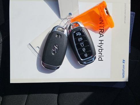 Used 2023 Hyundai Elantra Blue FWD image 5