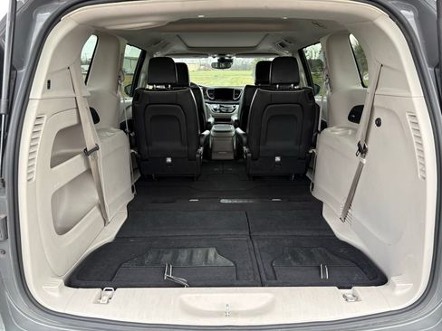 Used 2023 Chrysler Pacifica Limited FWD image 12
