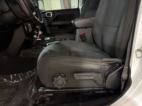 Used 2018 Jeep Wrangler Unlimited Sahara w/ Uconnect 4C Nav & Sound Group image 10