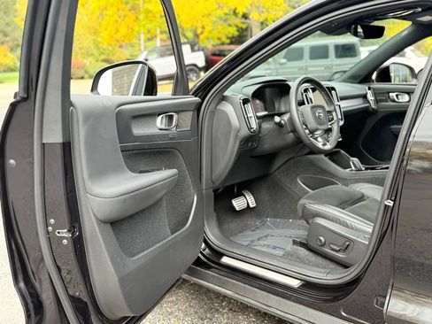 Used 2021 Volvo XC40 P8 Recharge w/ Advanced Package image 17