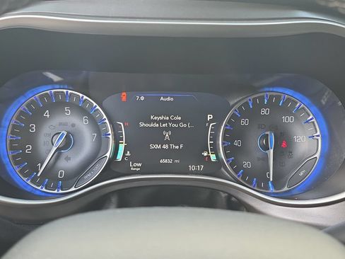 Used 2023 Chrysler Pacifica Touring-L FWD image 25