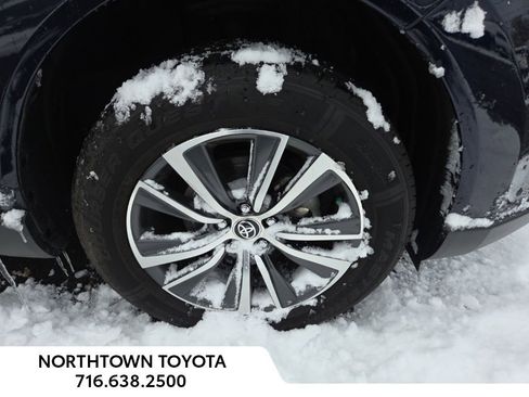 Used 2023 Toyota Venza LE image 27