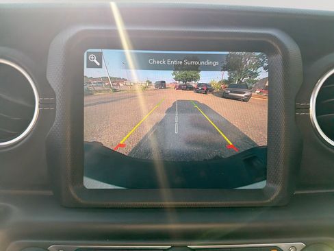 Used 2020 Jeep Gladiator Overland AWD/4WD image 13
