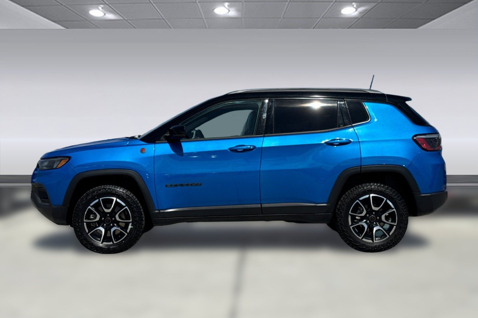 Used 2025 Jeep Compass Trailhawk AWD/4WD image 2
