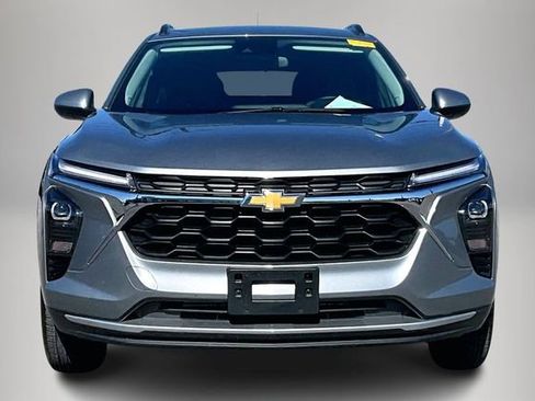 Used 2025 Chevrolet Trax LT w/ LT Convenience Package image 3