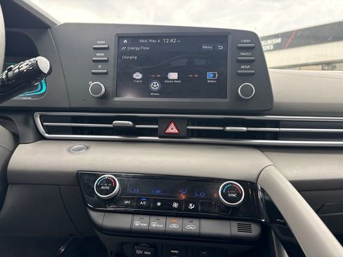 Used 2025 Hyundai Elantra Hybrid FWD image 16
