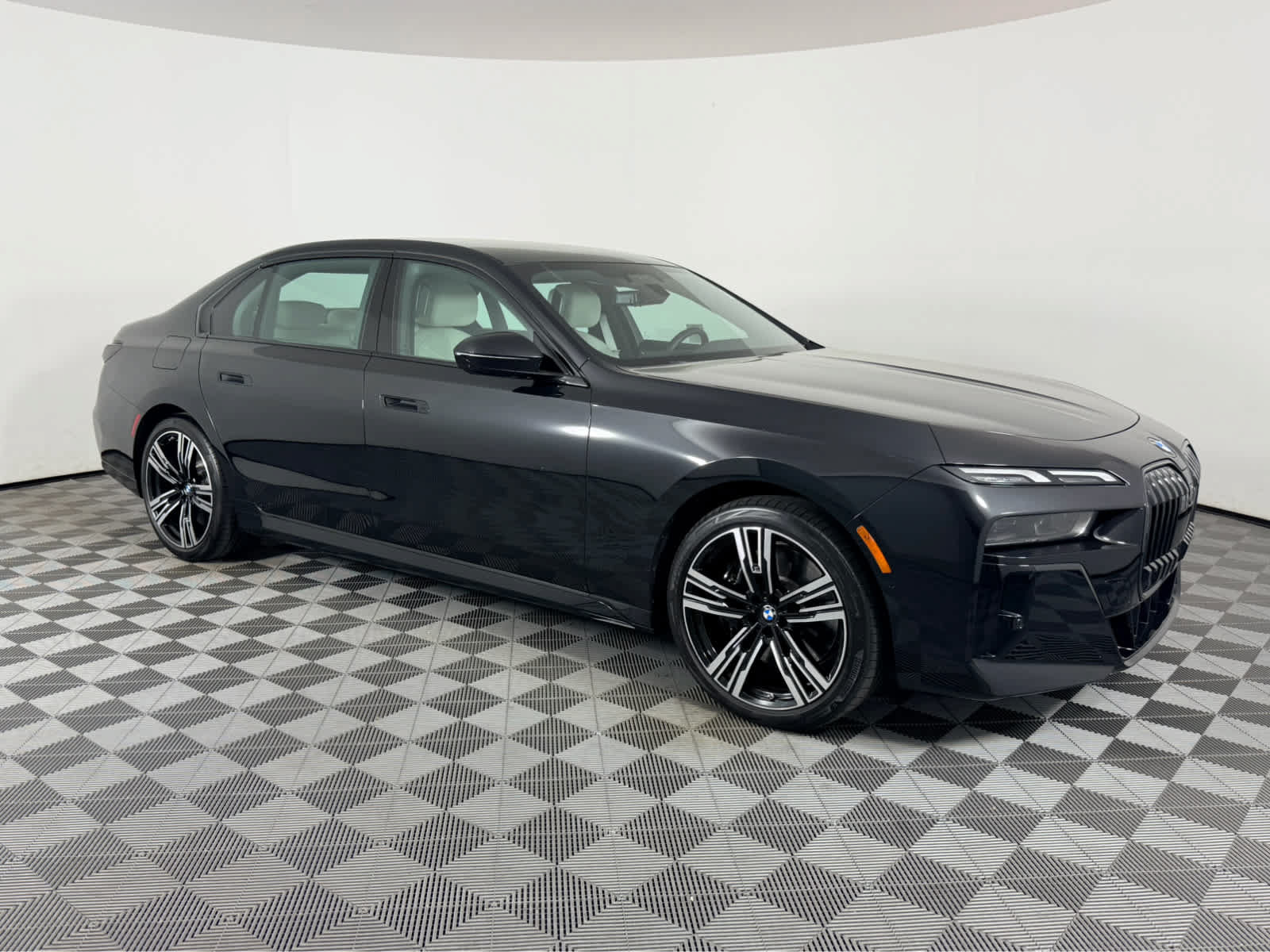 Used 2025 BMW 760i xDrive AWD/4WD image 1