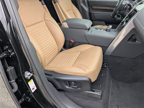 Used 2024 Land Rover Discovery Dynamic SE image 18