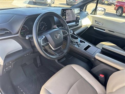 Used 2023 Toyota Sienna XLE image 33