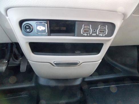 Used 2023 Chrysler Pacifica Touring-L image 12