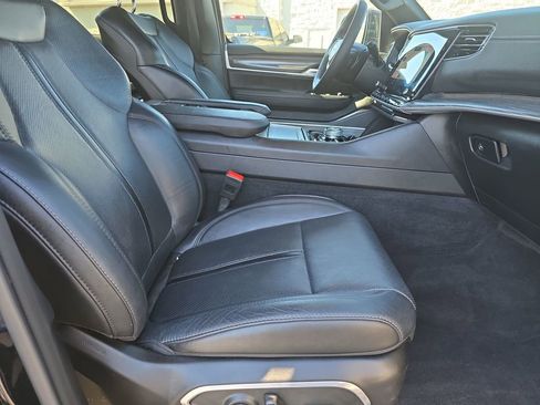 Used 2024 Jeep Wagoneer L Series III w/ Flexible Seating Group AWD/4WD image 10