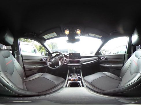 Used 2025 Jeep Compass Trailhawk image 41