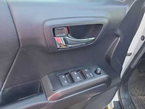 Used 2022 Toyota Tacoma TRD Off-Road image 17