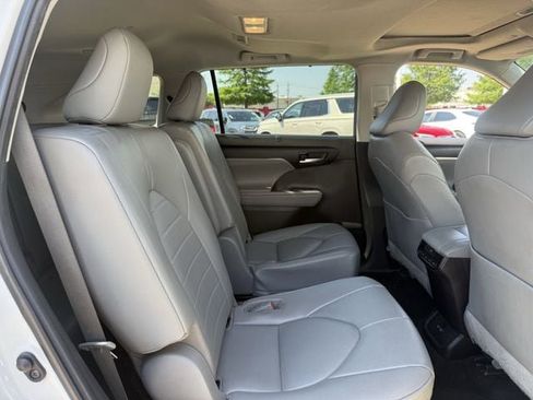 Used 2022 Toyota Highlander XLE FWD image 32