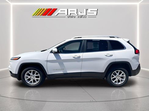 Used 2018 Jeep Cherokee Latitude w/ Cold Weather Group AWD/4WD image 2