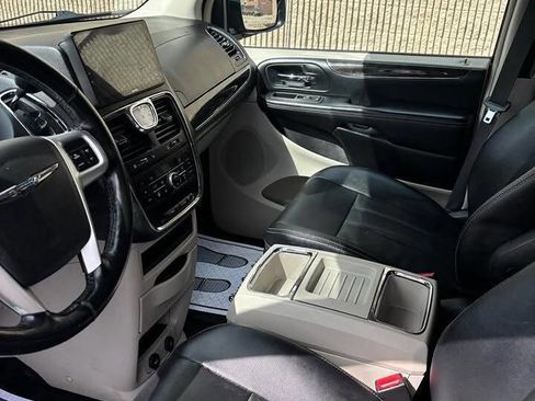 Used 2016 Chrysler Town & Country Touring w/ Driver Convenience Group image 2