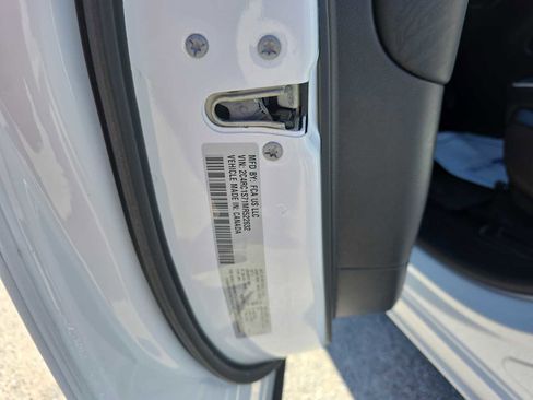 Used 2021 Chrysler Pacifica Limited w/ Uconnect Theater Family Group image 37