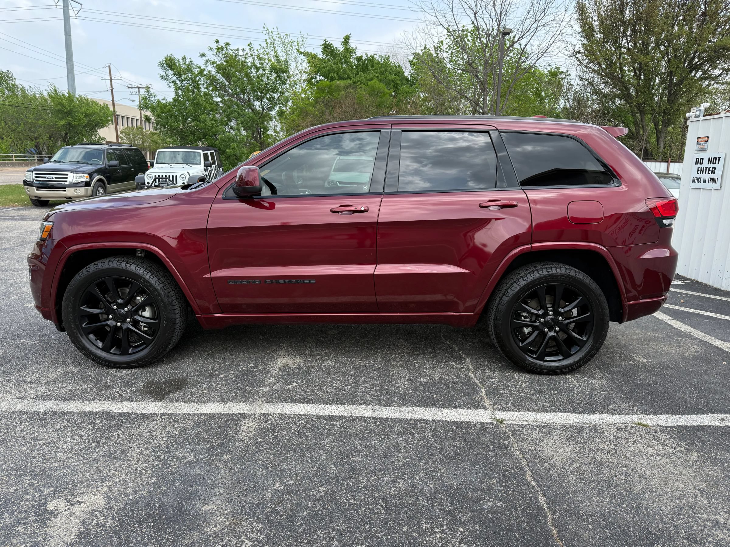 Used 2021 Jeep Grand Cherokee Laredo X AWD/4WD image 2