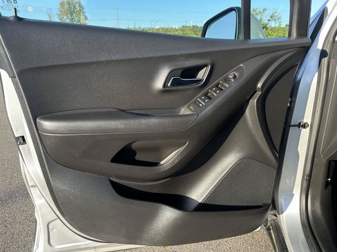 Used 2020 Chevrolet Trax LS w/ Tint and Cruise Package FWD image 10