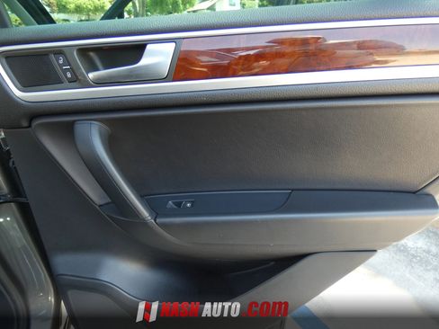 Used 2014 Volkswagen Touareg VR6 AWD/4WD image 38