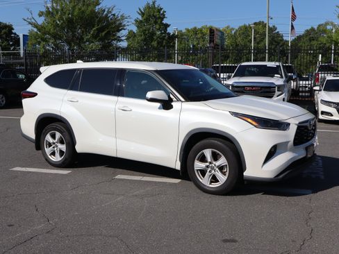 Used 2021 Toyota Highlander LE AWD/4WD image 14