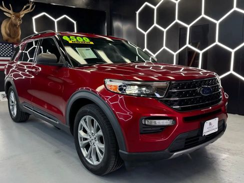 Used 2020 Ford Explorer XLT w/ Equipment Group 202A image 4