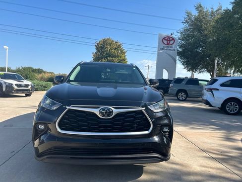 Used 2022 Toyota Highlander XLE FWD image 2
