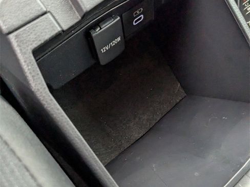 Used 2025 Toyota Corolla Cross LE image 27