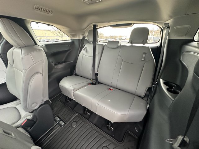 Used 2026 Toyota Sienna XLE FWD image 27