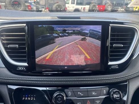Used 2025 Chrysler Pacifica Limited FWD image 19