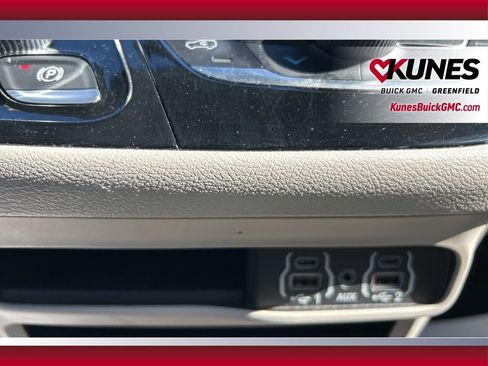 Used 2023 Chrysler Pacifica Touring-L image 27