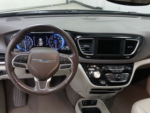 Used 2020 Chrysler Pacifica Touring-L image 16