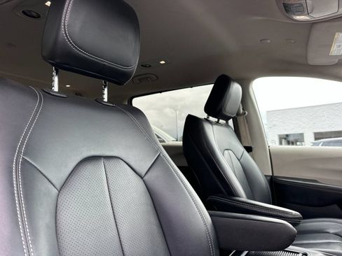 Used 2024 Chrysler Pacifica Touring-L FWD image 17